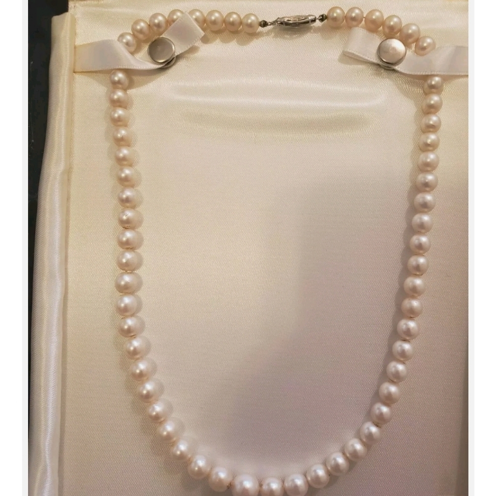 ESTATE: Beautiful Fresh Water Pearl Necklace w/14K White Gold Clasp, 18 inches